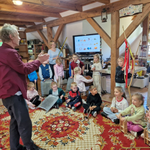 Pan Krzysztof  bije brawa dzieciom za piękną grę w orkiestrze dziecięcej