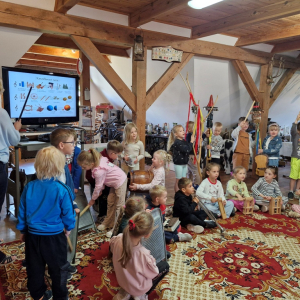 Dzieci śpiewają Kaszubskie abecadło i grają na instrumentach ludowych 