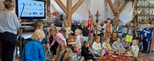 Dzieci z grupy "Skrzaty" poznają kaszubskie instrumenty muzyczne
