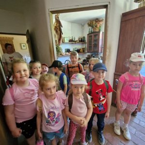 Dzieci w pomieszczeniu kuchni na  tle spiżarki 