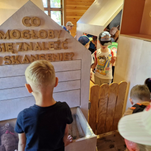 Dzieci w czasie zwiedzania i zabaw w Muzeum do zabawy