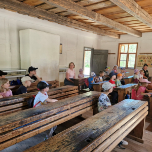 Dzieci i Panie w budynku szkoły pochodzącej  z Więcków