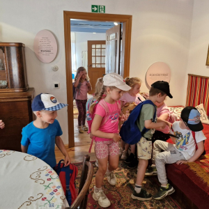 Dzieci w budynku Muzeum do zabawy