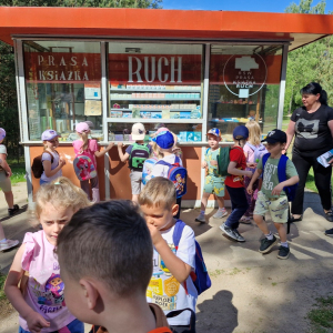 Dzieci i Pani Kasia przed Kioskiem Ruchu