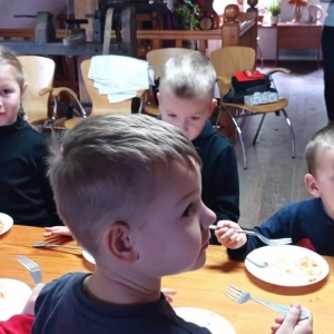 dzieci smakujące surówkę z kapusty