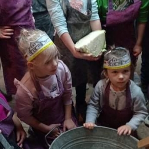 dzieci trzymające kapustę