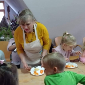 dzieci smakujące surówkę z kapusty