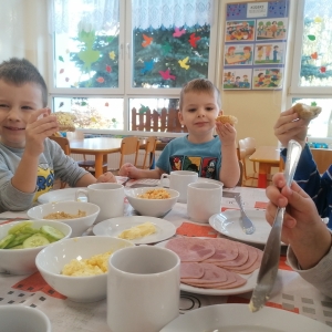 dzieci podczas śniadania