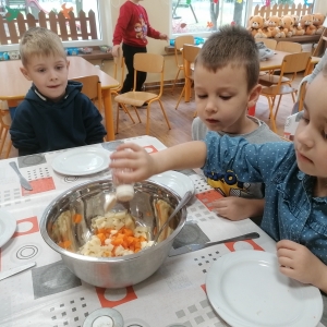 dzieci podczas wykonywania pasty na kanapki