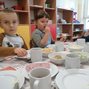 dzieci podczas śniadania