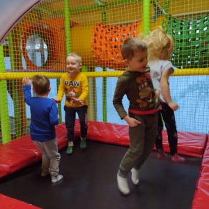 Dzieci skaczą na trampolinie.