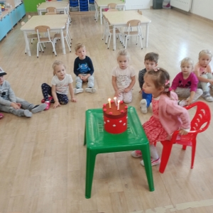 Dziewczynka zdmuchuje świeczki