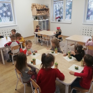 Dzieci podczas urodzinowego poczęstunku 