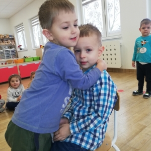 Leon składa życzenia Krzysiowi