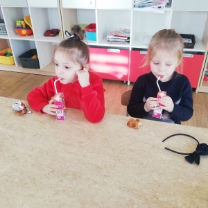 Dzieci podczas urodzinowego poczęstunku 