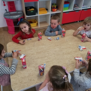 Dzieci podczas urodzinowego poczęstunku 