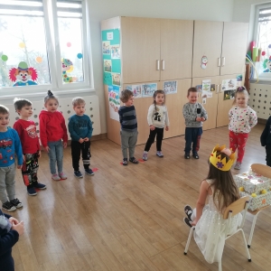 Dzieci śpiewają sto lat dla Blanki 