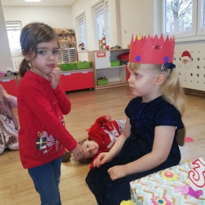 Julianna składa życzenia Anieli 