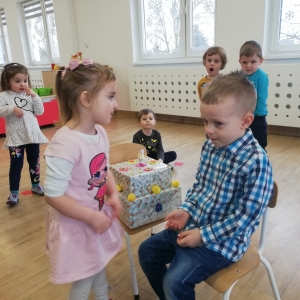 Nela składa życzenia Krzysiowi