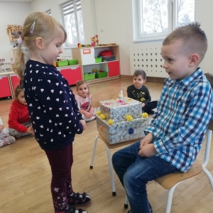 Aniela składa życzenia Krzysiowi