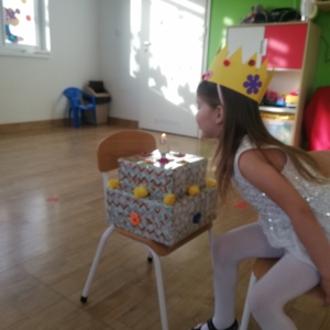 Blanka zdmuchuje siweczkę na torcie
