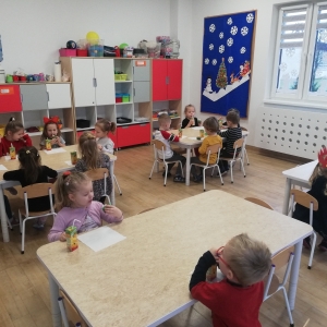 Dzieci podczas urodzinowego poczęstunku 