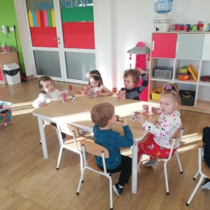 Dzieci podczas urodzinowego poczęstunku 