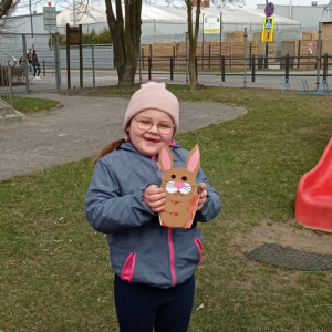 dzieci szukające upominków od Zajączka Wielkanocnego