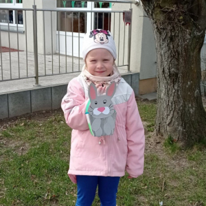 dzieci szukające upominków od Zajączka Wielkanocnego