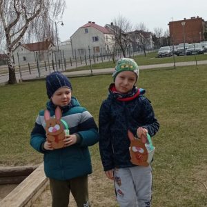 dzieci szukające upominków od Zajączka Wielkanocnego