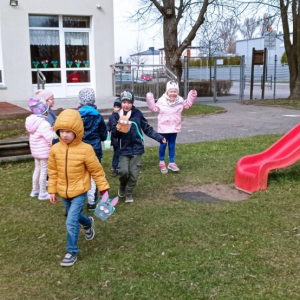 dzieci szukające upominków od Zajączka Wielkanocnego