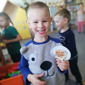 Chłopiec trzymający lizaka.