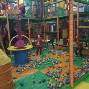 Zabawy swobodne dzieci w sali zabaw.