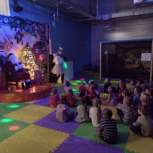 Zabawy muzyczno-ruchowe dzieci w sali zabaw.