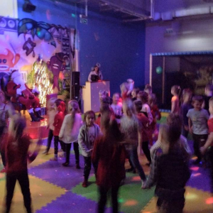 Zabawy muzyczno-ruchowe dzieci w sali zabaw.