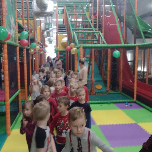 Grupowe zapoznanie się z salą zabaw.