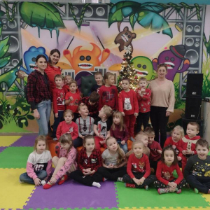 Pamiątkowe zdjęcie z wyjazdu całej grup Żabek.