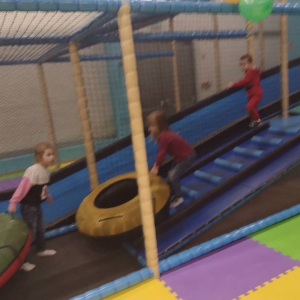 Zabawy swobodne dzieci w sali zabaw.
