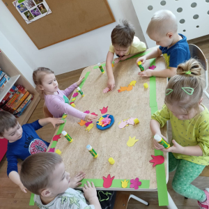 dzieci wykonują wiosenne opaski na głowę