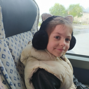 dzieci jadą do kina
