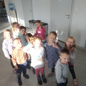 dzieci jadą do kina